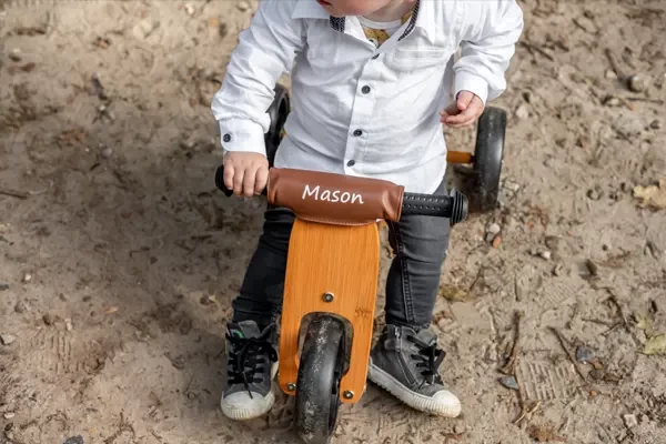 Optional: brauner Lenkerpolster mit Namen