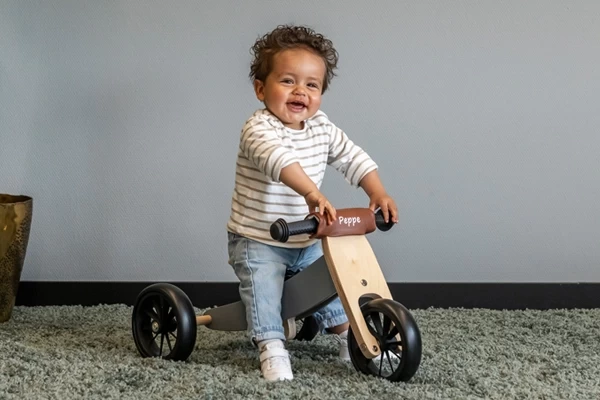 Optional: brauner Lenkerpolster mit Namen