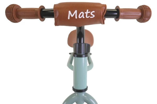 Optional: brauner Lenkerpolster mit Namen