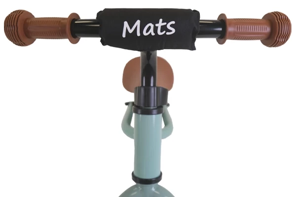 Optional: schwarzer Lenkerpolster mit Namen