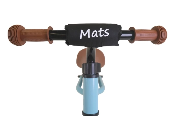 Optional: schwarzer Lenkerpolster mit Namen