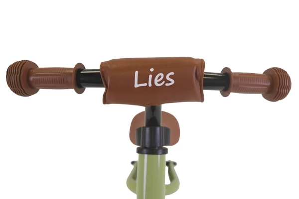 Optional: brauner Lenkerpolster mit Namen