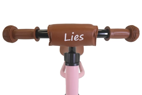 Optional: brauner Lenkerpolster mit Namen