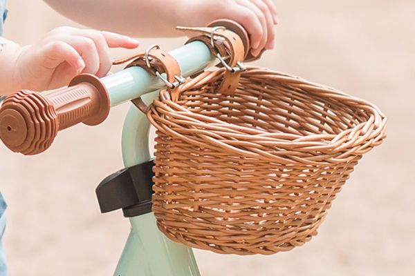 Einfach mit Lederriemen zu befestigen.