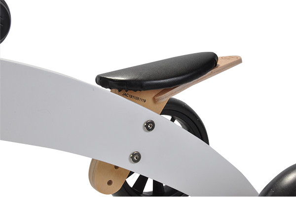 Verstellbarer Sattel (23-30 cm).