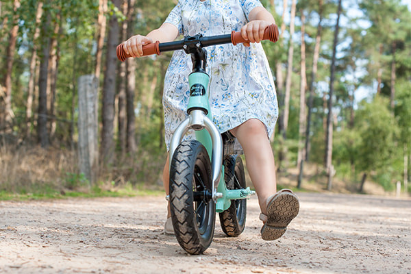 Mintfarbener Rahmen mit silberner Vordergabel