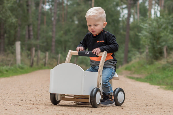 Gijs ist 16 Monate alt und 80 cm groß.