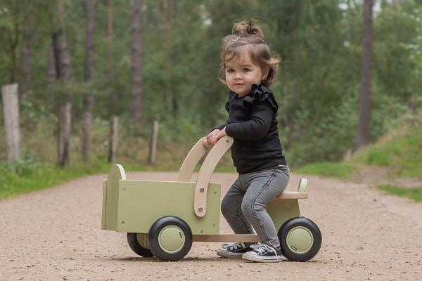 Lizzy ist 15 Monate alt und 76 cm groß.