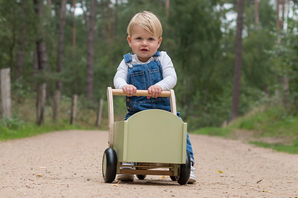 Sef ist 14 Monate alt und 80 cm groß.