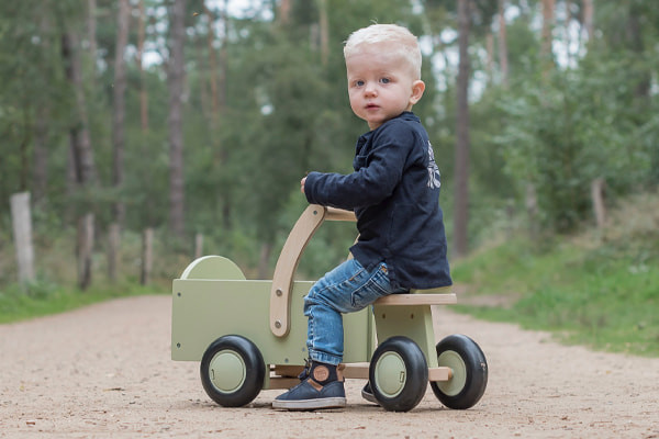 Gijs ist 16 Monate alt und 80 cm groß.