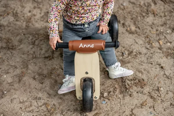 Optional: brauner Lenkerpolster mit Namen