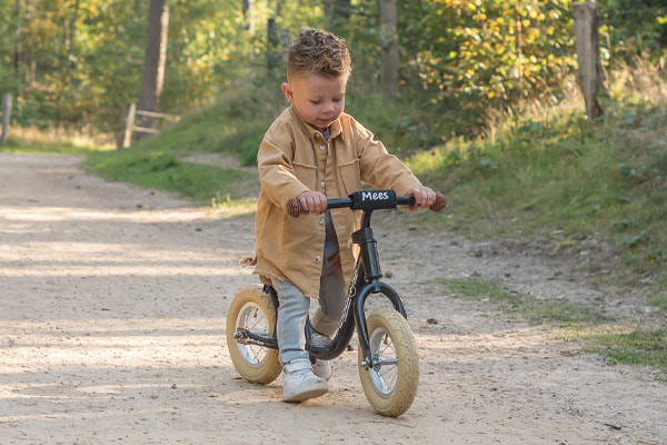 Mees ist 2 Jahre alt und 94 cm groß
