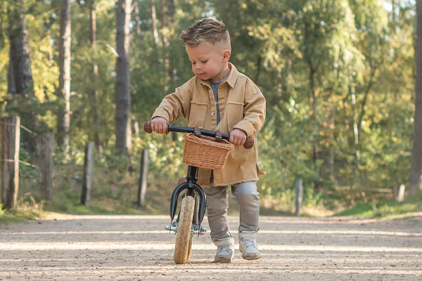 Mees ist 2 Jahre alt und 94 cm groß.