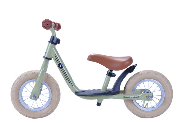 Niedriger Einstieg und Trittbrett.