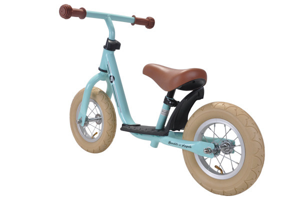 Brauner Sattel und Sicherheitsgriffe.