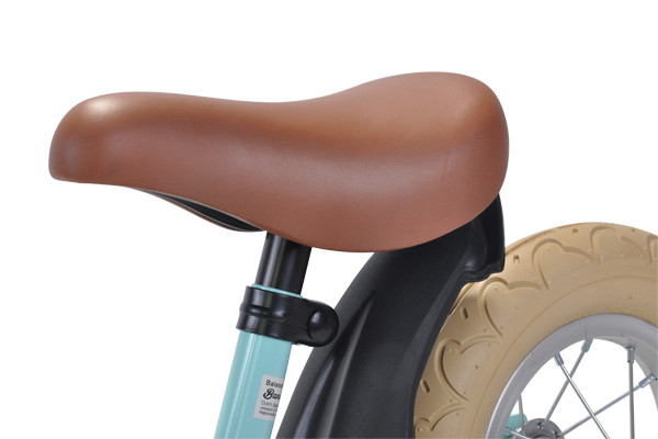 Höhenverstellbarer Sattel.