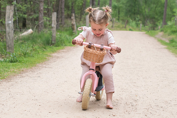 Evi ist 1,5 Jahre und hat eine Länge von 80 cm.