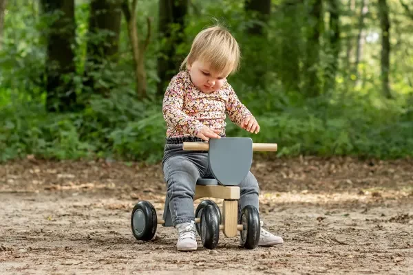 Anne ist 15 Monaten alt und 90 cm groß