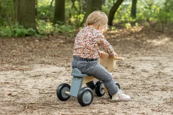 Ein Laufrad aus Holz