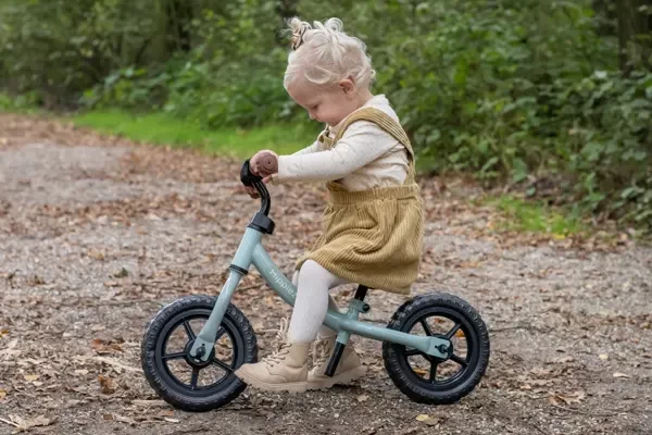 Lies ist 2 Jahre alt und 98 cm groß