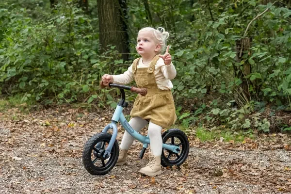 Lies ist 2 Jahre alt und 98 cm groß