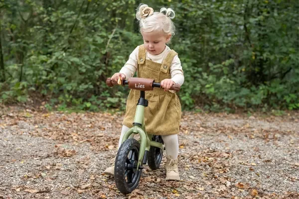 Lies mit dem optionalen braunen Lenkerpolster
