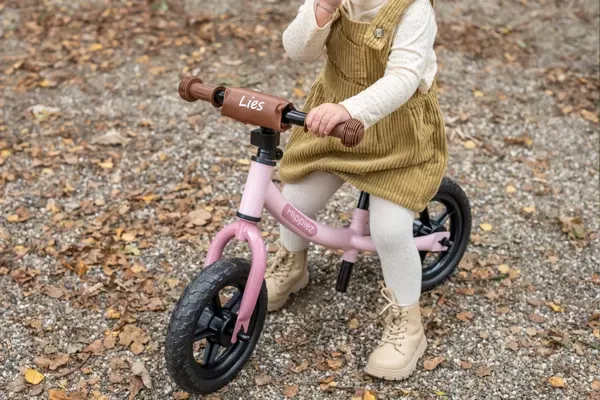 Lies mit dem optionalen braunen Lenkerpolster