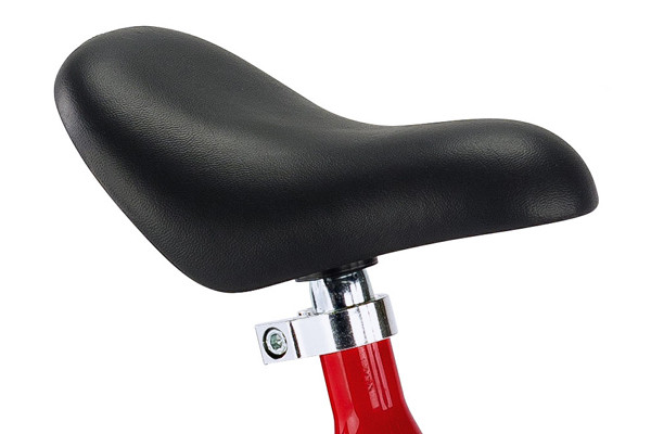 Verstellbarer Sattel (30-39 cm).