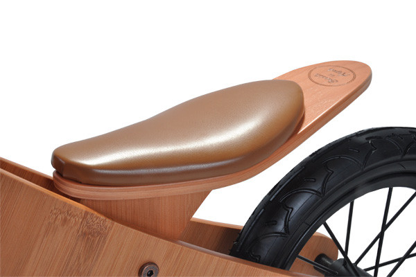 Höhenverstellbarer Sattel.