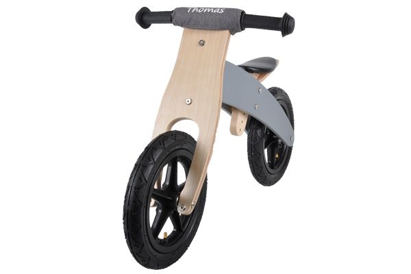 Optional: Lenkerpolster mit Wunschname (Beispiel).