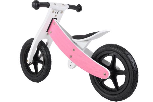 Holz Laufrad mit schwarzen Stollenreifen.