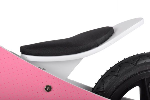 Höhenverstellbarer Laufradsattel mit Spritzschutz.