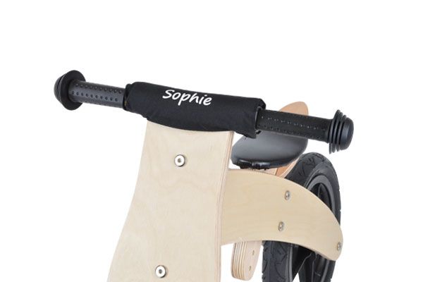 Optional erhältlich: Lenkerpolster mit Namen.