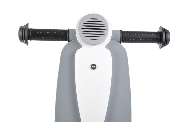 Grauer Roller mit schwarzen Lenkergriffen.