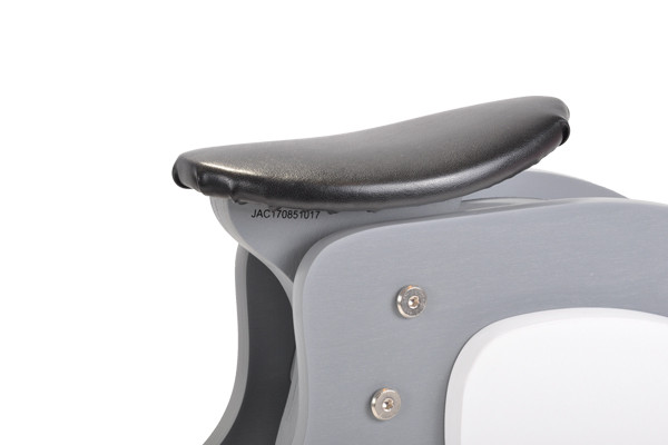 Sitz höhenverstellbar von 29 bis 38 cm.