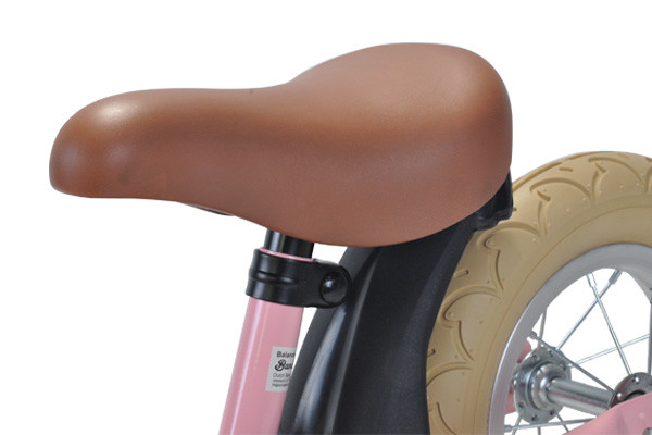 Schönes Detail: der höhenverstellbare braune Sattel.