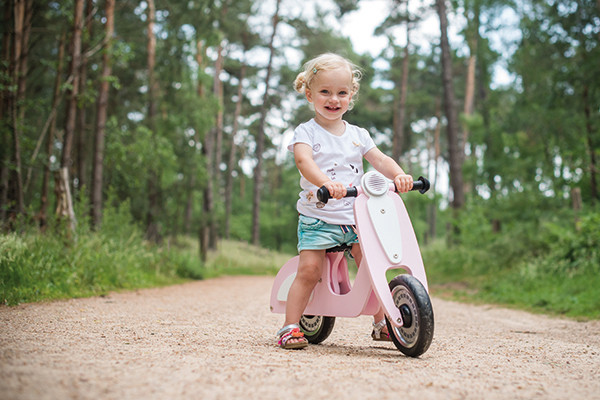 Teun ist 2 Jahre alt und hat eine Länge von 86 cm (rosa farbe).
