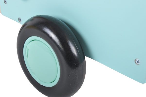 Vier geräuscharme Räder mit minzfarbenen Abdeckkappen.