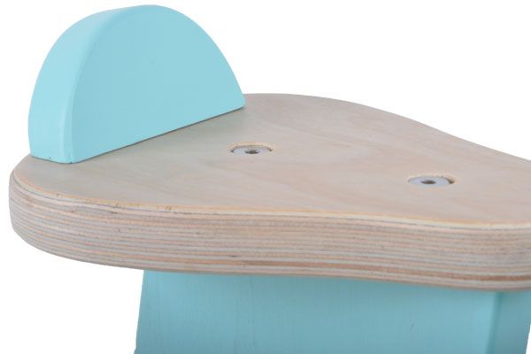 Mit praktischer Rücklehne, verhindert Abrutschen.