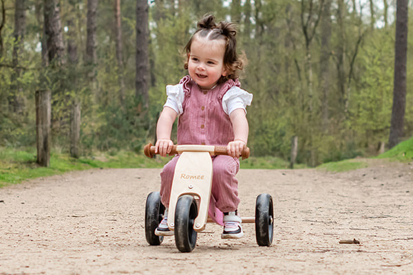 Romee mit ihrem gravierten Laufrad