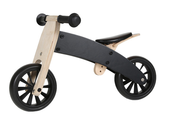 Das schwarze Smart Bike als Zweirad montiert (hoher Rahmen).