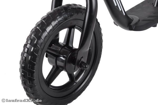 Unterhaltsfreie PU-Reifen auf schwarzen Felgen.