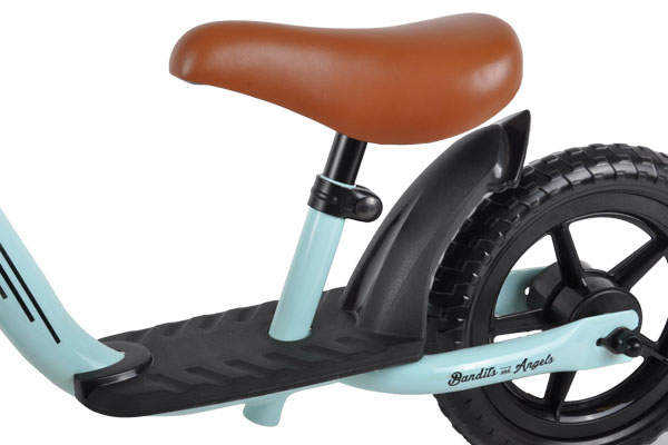 Niedrige Stufe und Trittbrett