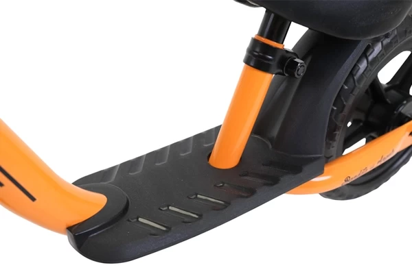 Niedrige Stufe und Trittbrett