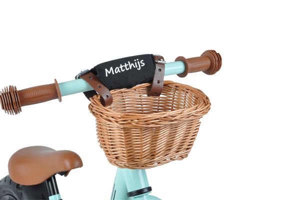 Weidenkorb zusammen mit personalisiertem Kinnpolster.