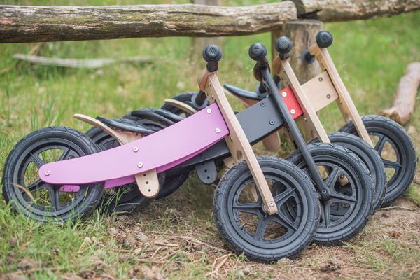 Verschiedene Farben des Modells.