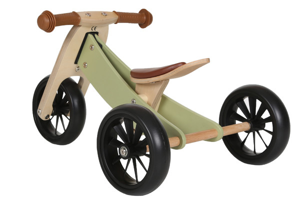 Dreirad mit breiter Achse für stabilen Stand.