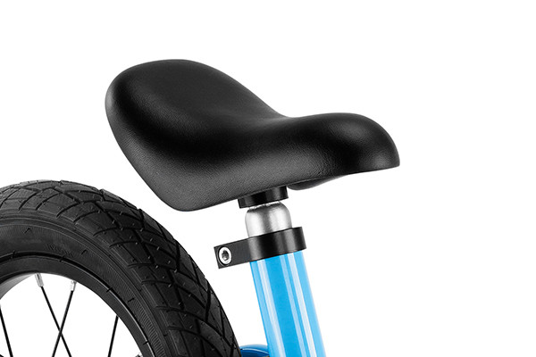 Höhenverstellbarer Sattel.