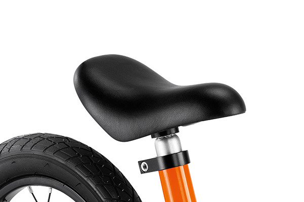 Höhenverstellbarer Sattel.