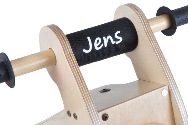 Optional: Lenkerpolster mit aufgedrucktem Wunschnamen.